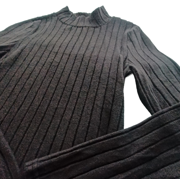 Black Long Sleeved mid-collar T-shirt - Picture 2 of 3